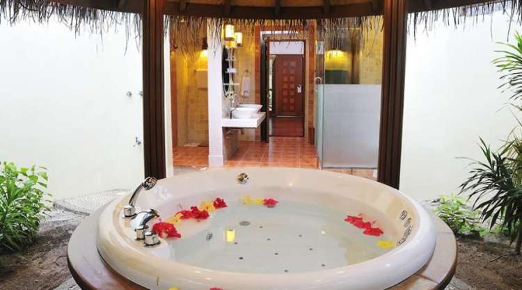 jacuzzi beach villa interni